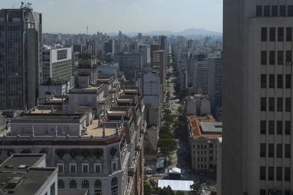 城市城市景观从摩天大楼的高有利位置 你可以看到在圣保罗阴天云与山在地平线上 — 图库照片