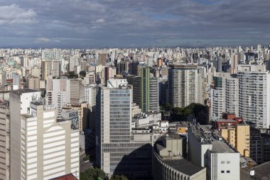 Bulutlar ile bulutlu bir günde So Paulo görebilirsiniz kadarıyla gökdelenlerin yüksek bakış noktasından Kentsel cityscape görünümü