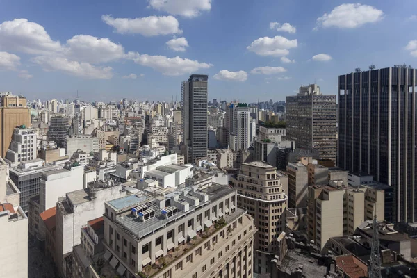 Bulutlar ile mavi bir gökyüzüne karşı So Paulo görebilirsiniz kadarıyla gökdelenlerin yüksek bakış noktasından Kentsel cityscape görünümü