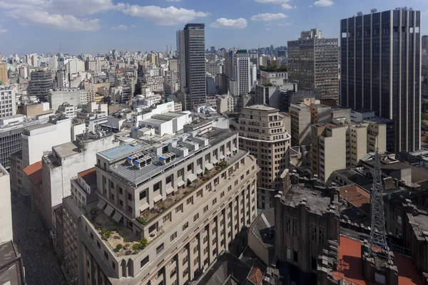 Bulutlar ile mavi bir gökyüzüne karşı So Paulo görebilirsiniz kadarıyla gökdelenlerin yüksek bakış noktasından Kentsel cityscape görünümü