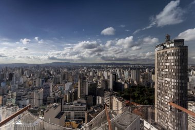 Bulutlar ile mavi bir gökyüzüne karşı So Paulo görebilirsiniz kadarıyla gökdelenlerin yüksek bakış noktasından Kentsel cityscape görünümü