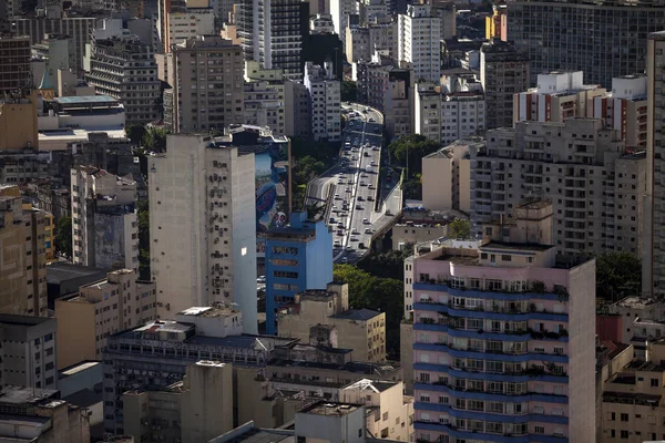 城市景观与大型高速公路和主要主大塔通过市中心大都市圣保罗 — 图库照片