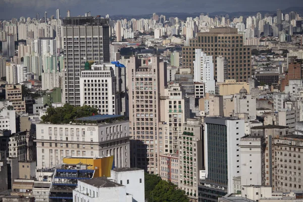 Ufukta dağlar ile bulutların bulutlu bir günde Sao Paulo görebilirsiniz kadarıyla gökdelenlerin yüksek bakış noktasından Kentsel cityscape görünümü