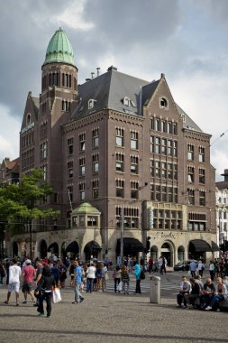 Amsterdam, Hollanda - 22 Ağustos 2012: Amsterdam'da amsterdam okul mimarisinin tipik eski yüzyıl tasarlanmış bina insanlar tarafından yürüyüş ile