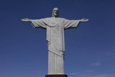 Rio de Janeiro, Brezilya - 12 Aralık 2010: Mesih Rio de Janeiro'da Kurtarıcı heykeli hemen hemen tüm temiz koyu mavi gökyüzüne karşı