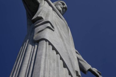 Rio de Janeiro, Brezilya - 12 Aralık 2010: Temiz bir koyu mavi gökyüzüne karşı Rio de Janeiro'da Kurtarıcı İsa heykelinin cüppesinin aşağıdaki detayı