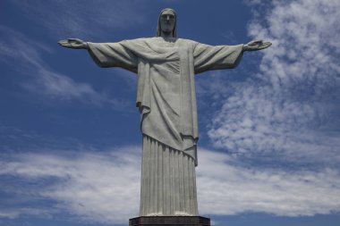Rio de Janeiro, Brezilya - 12 Aralık 2010: Kabarık bulutlu mavi bir gökyüzüne karşı Rio de Janeiro'da Kurtarıcı İsa heykelinin tam vücut görünümü