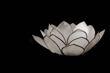 Siyah bir arka plan karşı altın renkli demir ve cam yapraklarıyapılmış dekoratif lotus çiçek