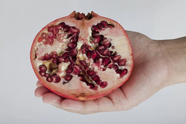 Fechar Uma Mão Feminina Segurando Uma Romã Fruta Tropical Cortada — Fotografia de Stock