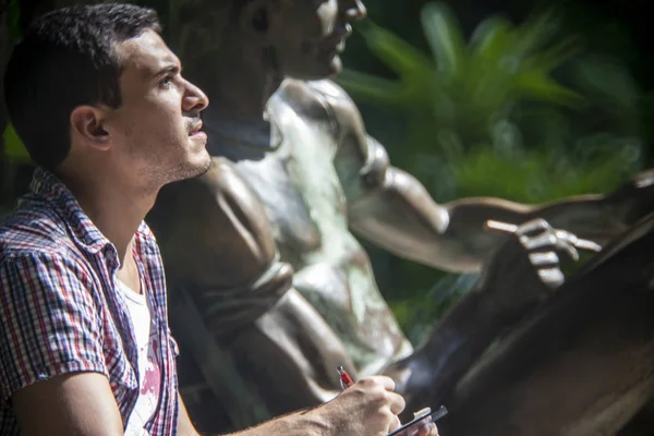 Рио Жанейро Бразилия Апреля 2014 Года Молодой Человек Сидящий Рядом — стоковое фото