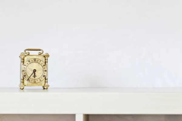 Vintage Anmutende Dekorative Uhr Auf Einem Hellen Bücherregal Mit Weißem — Stockfoto