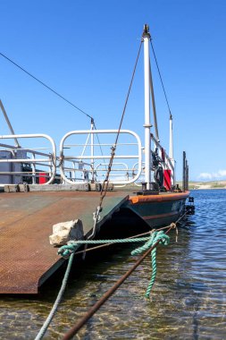 Uruguay Laguna Garzon gölünde küçük feribot tekne diğer tarafa araba ve yolcu alarak bekliyor