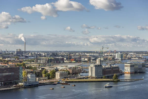 Amsterdam şehir merkezinde Liman alanı, Hollanda, açık mavi gökyüzüne karşı yüksek bir noktadan görülen