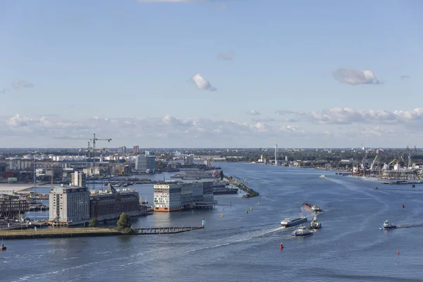 荷兰阿姆斯特丹市中心的港区 从高高地看到 面对蓝天白云 — 图库照片