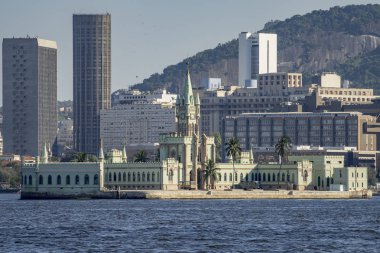 Guanabara körfezinde, Rio de Janeiro şehir merkezinin hemen dışında yer alan tarihi bina ve Mali Ada (Ilha Mali)