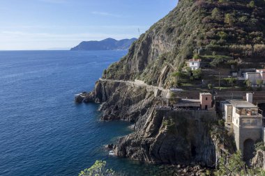Mavi gökyüzü ve mavi deniz ile İtalya'nın Dağlık Akdeniz Cinque Terre kıyıları