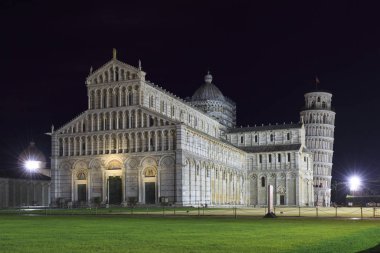 Katedral ve Pisa kulesi mimarisi, İtalya, turistler olmadan boş kare ile geceleri kısmen yapım aşamasında kubbe ile yapay ışıklar ile aydınlatılmış