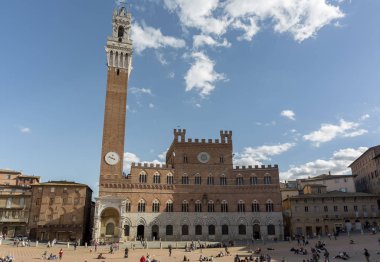 Bulutlar ile mavi bir gökyüzüne karşı İtalya'da Siena ana meydanı