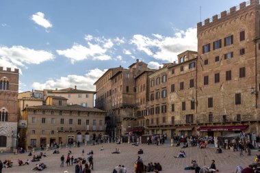 Siena, İtalya ortaçağ binaları ile Kare köşe