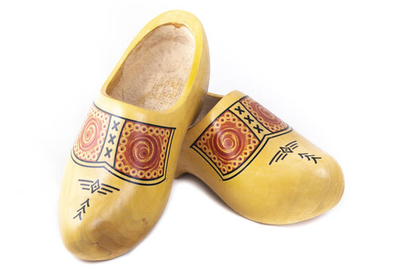 Студийный снимок голландской деревянной обуви, типичной для традиционной сельской одежды в Нидерландах в настоящее время в первую очередь сувенир на белом фоне
