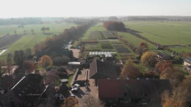 Hollanda 'daki biyolojik dinamik bir çiftliğin genel bakış açısı çevresindeki kırsal bölgelerdeki ahır ve ekinlerin çeşitliliğini gösteriyor.