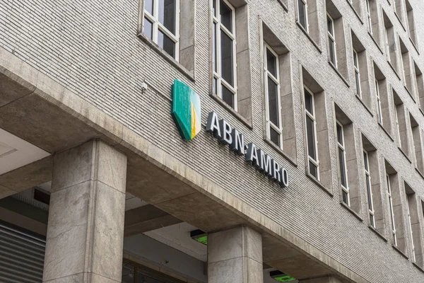 Rotterdam, Hollanda - 28 Ağustos 2019: Rotterdam'daki tarihi bir tuğla binanın cephesinde Abn Amro bankasının logosu