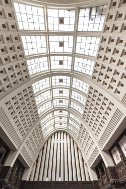 Rotterdam, Hollanda - 28 Ağustos 2019: Rotterdam'da büyük çatı penceresi pencereleri ve modern miras binası ile yenilenmiş büyük salonun ve eski postanenin tavanının iç mekan geniş görünümü