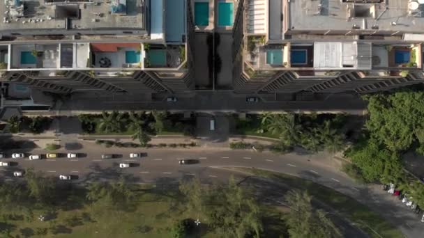 Letecký Pohled Shora Dolů Výškový Bytový Komplex Zobrazující Auta Projíždějící — Stock video
