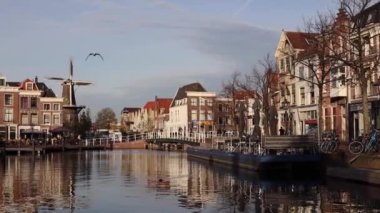 Hollanda 'daki tarihi Leiden şehrinin kentsel bir sahnesinde fitillerle çalışan yel değirmeni.