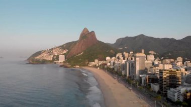 Sabahın erken saatlerinde Rio de Janeiro sahil kenti plajında geriye ve aşağıya doğru havagörünümü yavaş