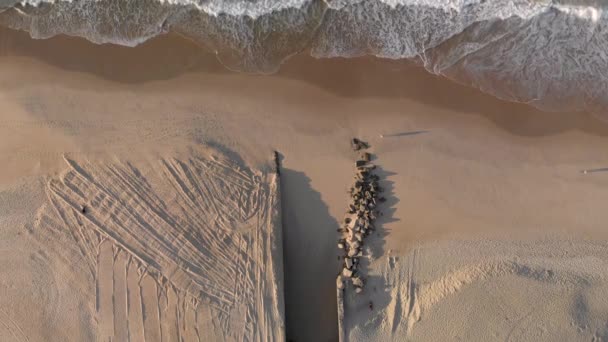 Pessoas Que Causam Longas Sombras Passando Ondas Entrando Uma Praia — Vídeo de Stock