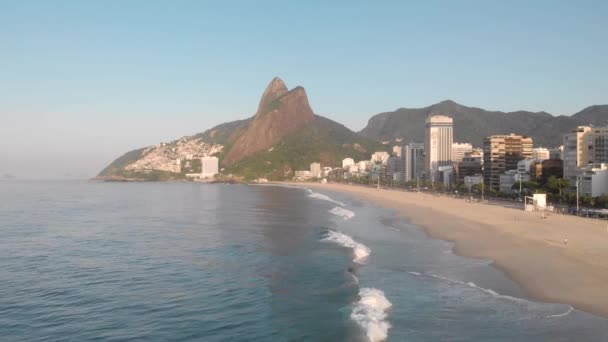 Antenne Back Boven Oceaan Golven Met Uitzicht Kuststad Strand Van — Stockvideo