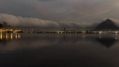 Rio de Janeiro 'daki kıyı dağlarına okyanustan yuvarlanan bir boru bulutunun olağanüstü hava fenomeni görüntüsü.