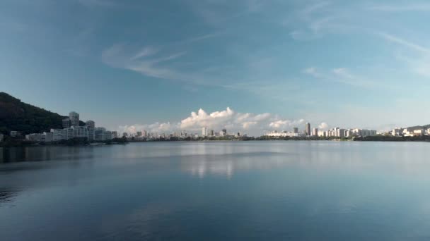 Die Rückwärtsbewegung Aus Der Luft Offenbart Einen Rudersteg Stadtsee Rio — Stockvideo