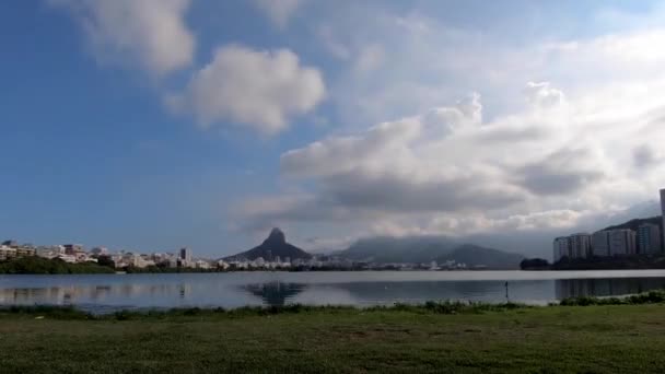 Lapso Tempo Lentamente Zoom Nuvens Movimento Rápido Acima Lago Cidade — Vídeo de Stock