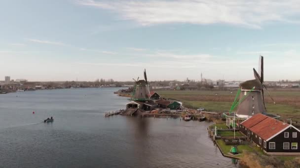 鸟瞰图缓慢地备份在 Zaanse Schans 风车上 在典型的荷兰景观中 露出附近的风车 灯芯转动 — 图库视频影像