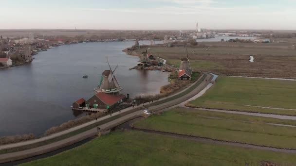 在荷兰的Zaanse Schans 在明亮的一天与蓝天旋转灯芯的典型荷兰景观中的风车鸟瞰图 — 图库视频影像