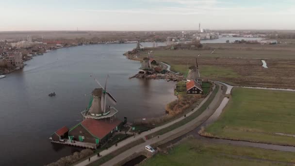 Letecký Pohled Větráky Typické Holandské Krajině Otáčejícími Švy Jasného Dne — Stock video