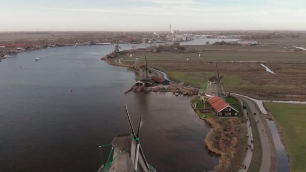 Letecký Pohled Větráky Typické Holandské Krajině Otáčejícími Švy Jasného Dne — Stock video