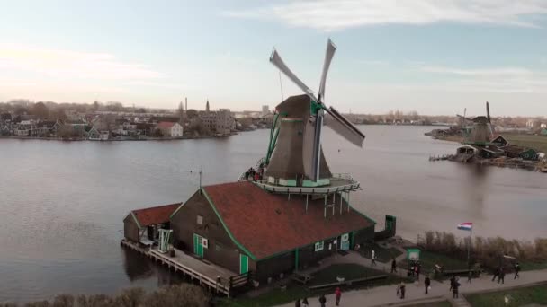 Panning Zaanse Schans Windmill Foreground Typical Dutch Landscape Rotating Wicks — Stock Video