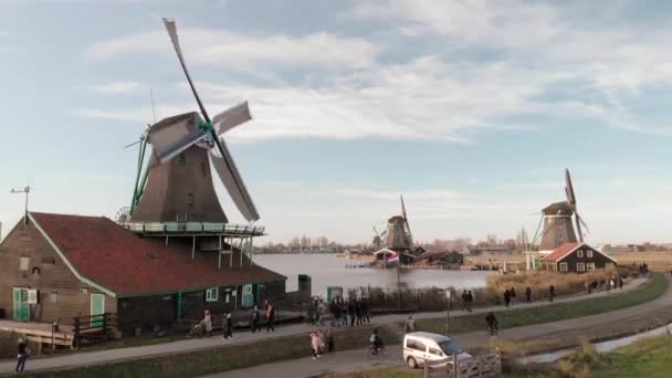 在典型的荷兰景观中 在前景的风车上盘旋 在明亮的一天旋转灯芯 背景是蓝天和其他风车 — 图库视频影像