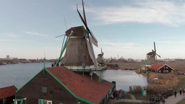 Panning Een Windmolen Voorgrond Een Typisch Nederlands Landschap Met Roterende — Stockvideo