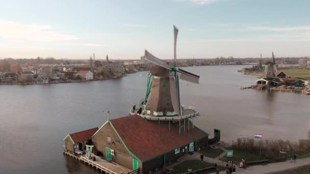 Panning Een Windmolen Voorgrond Een Typisch Nederlands Landschap Met Roterende — Stockvideo