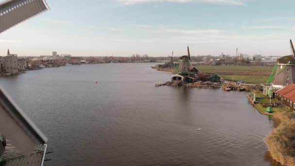 일반적인 네덜란드 풍경에서 Zaanse Schans 풍차에 천천히 백업하는 보기는 심지가 — 비디오