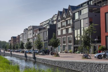 Amsterdam, Hollanda - 31 Ağustos 2019: Yeni inşa edilen Houthaven Mahallesi 'ndeki modern konut mimarisi