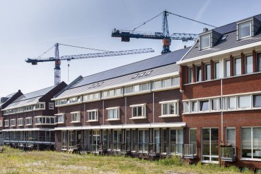 Amsterdam, Hollanda - 31 Ağustos 2019: Modern Houthaven yerleşim bölgesinde vinçleri olan inşaat sahası