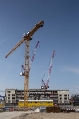 Amsterdam, Hollanda - 31 Ağustos 2019: Modern Houthaven yerleşim bölgesinde vinçleri olan inşaat sahası