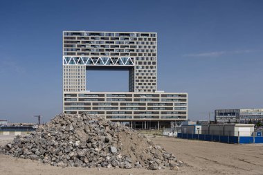 Amsterdam, Hollanda - 31 Ağustos 2019: Houthaven semtinde önünde bir yığın kaya bulunan çağdaş konut projesinde modern apartman ın mimarisi