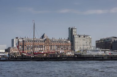 Amsterdam, Hollanda - 31 Ağustos 2019: Lj Nehri 'nin diğer tarafındaki Houthaven Mahallesi' nden binalar