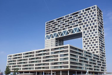 Amsterdam, Hollanda - 31 Ağustos 2019: Houthaven Mahallesi 'ndeki çağdaş konut projesinde modern apartman binası ve Ndsm liman bölgesine feribot kalkışı